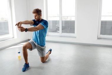 Streç Egzersiz. Yakışıklı Sağlıklı Adam Egzersiz Öncesi Germe