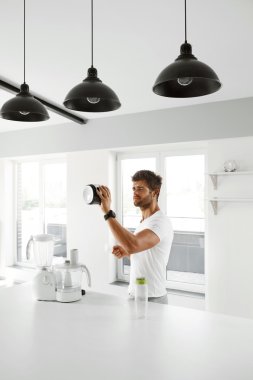 Sağlıklı beslenme. Adam Protein içeceği hazırlanıyor. Gıda takviyeleri