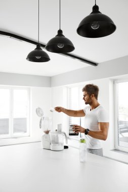 Protein içeceği. Adam önce egzersiz spor içki hazırlama. 