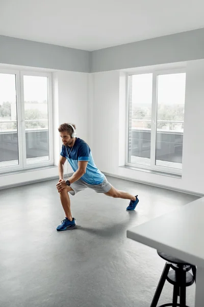 Fitness Exercise. Man Stretching Warming Up Body Before Training — Stock Photo, Image