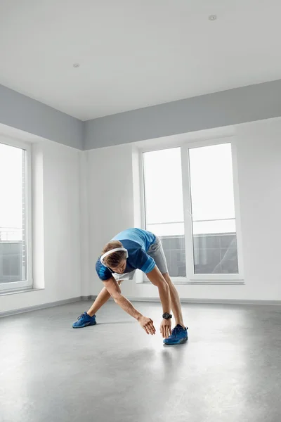 Fitness Exercise. Man Stretching Warming Up Body Before Training — Stock Photo, Image