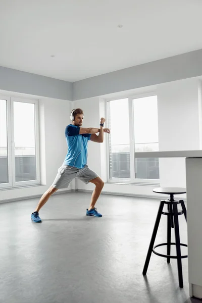 Fitness Exercise. Man Stretching Warming Up Body Before Training — Stock Photo, Image