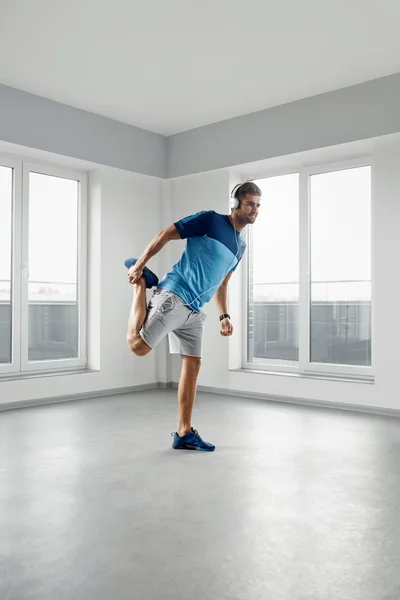 Fitnessübungen. Mann dehnt Körper vor dem Training — Stockfoto