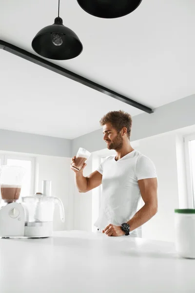 Suplementos nutricionales. Hombre bebiendo batido de proteína antes del entrenamiento —  Fotos de Stock