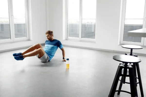 Man Workout-Übungen. Fitness männliches Modell beim Training in Innenräumen — Stockfoto