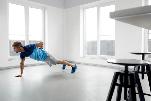 Exercices d'entraînement de l'homme. Fitness mâle modèle faire pousser les hauts à l'intérieur — Photo