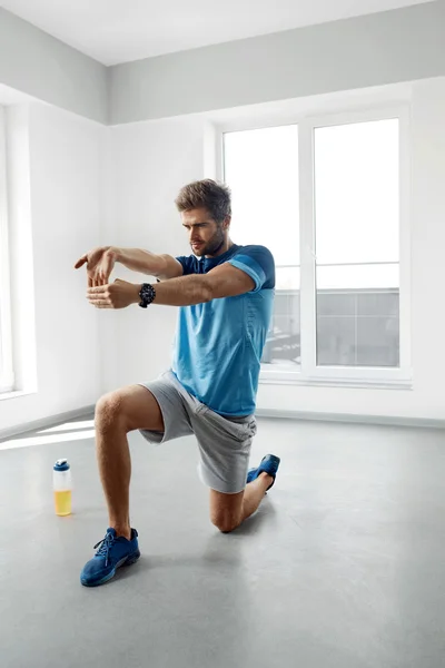 Esercizio di stretching. Bello sano uomo stretching prima di allenamento — Foto Stock