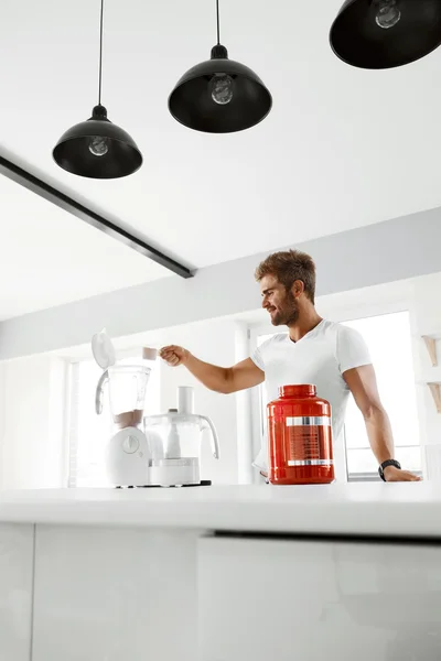 Proteinshake. Mann bereitet Sportgetränk vor dem Training zu. — Stockfoto