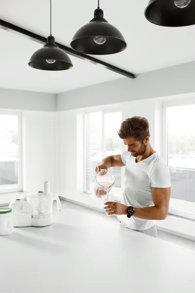 Nutrición saludable. Hombre preparando batido de proteínas. Suplementos alimenticios — Foto de Stock