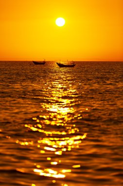 Güzel deniz manzarası. Yaz aylarında tekne ile tropikal deniz günbatımı