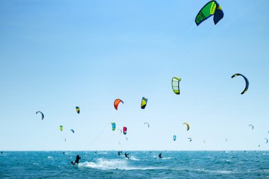 Kiteboarding Kitesurfing eğlenceli yaz. Deniz su sporları.