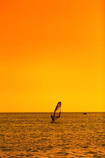 極端な水と夏のお楽しみは、ウィンド サーフィンをスポーツします。サーフィン風 — ストック写真