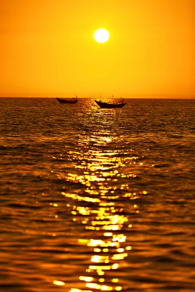 Hermoso paisaje marino. Puesta del sol del mar tropical con el barco en verano —  Fotos de Stock