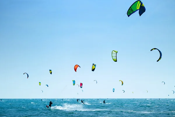 De pret van de zomer met Kiteboarding, kitesurfen. De sporten van het Water van de zee. — Stockfoto