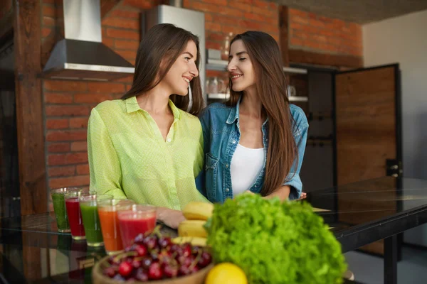 Zdrowa żywność dla diet. Kobiety jedzące owoce, Smoothie w kuchni — Zdjęcie stockowe