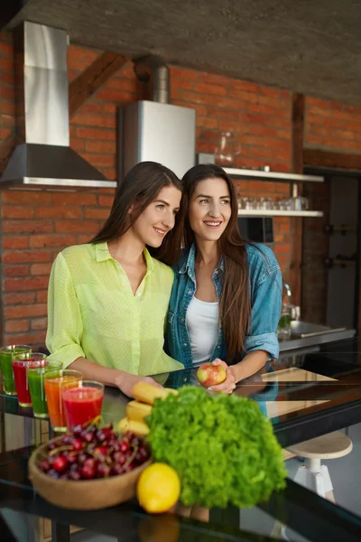 Alimento saludable para la dieta. Las mujeres comiendo frutas, batido en la cocina — Foto de Stock