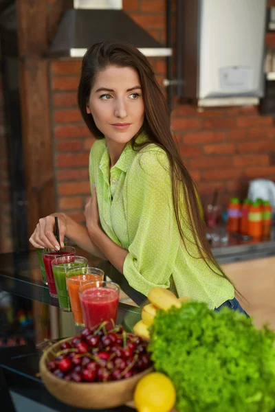 Fitness élelmiszer, táplálkozás. Egészséges táplálkozás Woman alkoholfogyasztás Smoothie — Stock Fotó