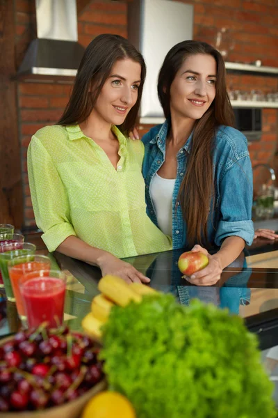 Alimento saludable para la dieta. Las mujeres comiendo frutas, batido en la cocina — Foto de Stock