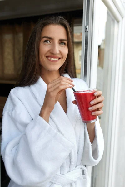 Dieta de desintoxicación. Mujer sana bebiendo jugo fresco por la mañana — Foto de Stock