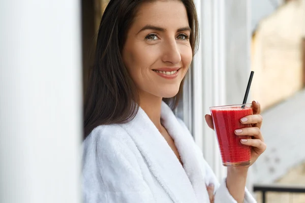 Detox diet. Friska kvinna dricker färsk juice på morgonen — Stockfoto