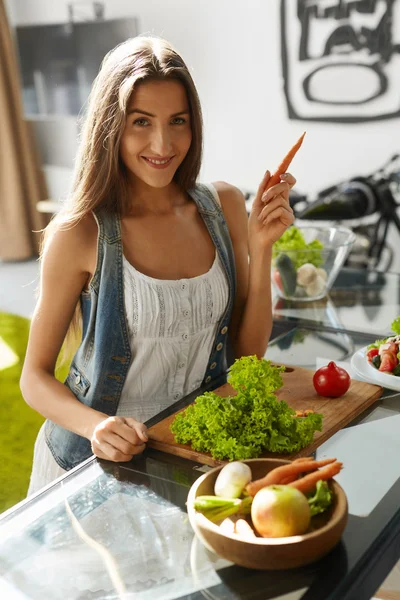 Mulher saudável comer legumes na cozinha. Perda de peso Dieta — Fotografia de Stock