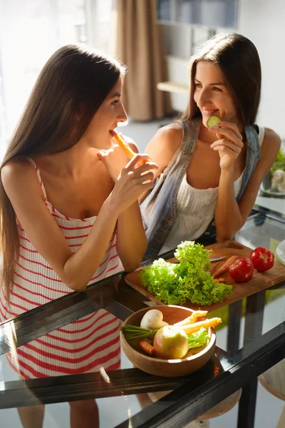 Zdrowe odżywianie kobiet gotowanie Sałatka w kuchni. Dieta fitness jedzenie — Zdjęcie stockowe