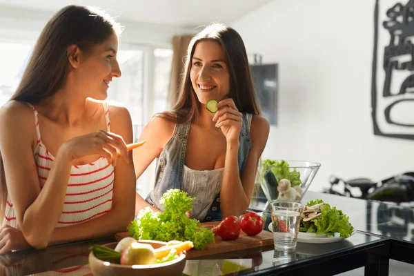 Здоровое питание женщин кулинарный салат на кухне. Диета для фитнеса — стоковое фото