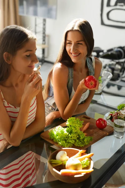 健康饮食妇女烹饪沙拉在厨房。健身饮食食品 — 图库照片