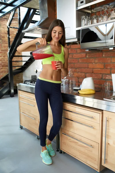 Здорове харчування. Жінка робить детоксикацію Smoothy Juice на кухні — стокове фото