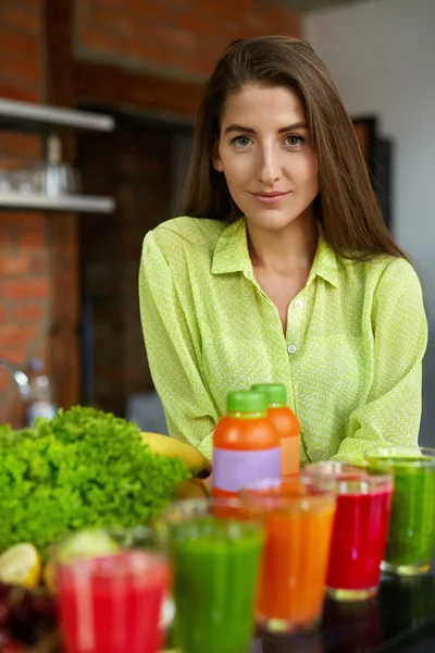 Nutrição dietética. Mulher com suco fresco Smoothie na cozinha — Fotografia de Stock