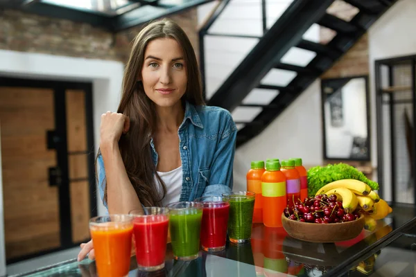 Dieetvoeding. Vrouw met verse Sapsmoothie in de keuken — Stockfoto
