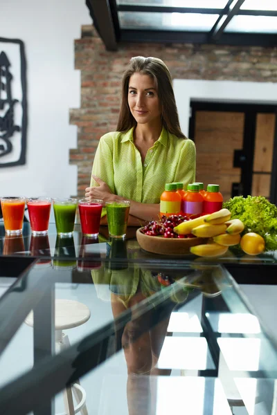 Comer sano hermosa mujer con jugo fresco Smoothie en el interior — Foto de Stock