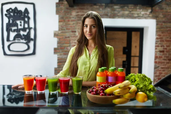 新鮮なジューススムージー屋内で健康的な食べる美しい女性 — ストック写真