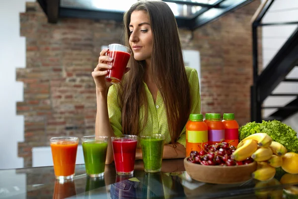 Fitness mat, näring. Hälsosam mat kvinna dricker smoothie — Stockfoto