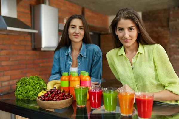 Mulheres saudáveis em nutrição dietética com suco de desintoxicação, bebida de smoothie — Fotografia de Stock