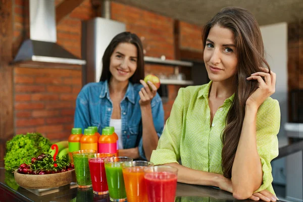 Las mujeres sanas en nutrición de la dieta con el jugo de la desintoxicación, bebida del smoothie — Foto de Stock