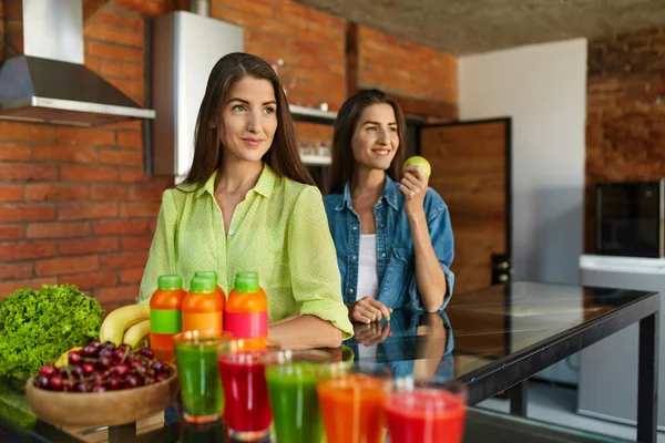 Mulheres saudáveis em nutrição dietética com suco de desintoxicação, bebida de smoothie — Fotografia de Stock