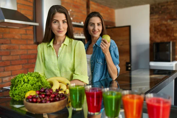 Здорова їжа для дієти. Жінки їдять фрукти, коктейль в кухні — стокове фото