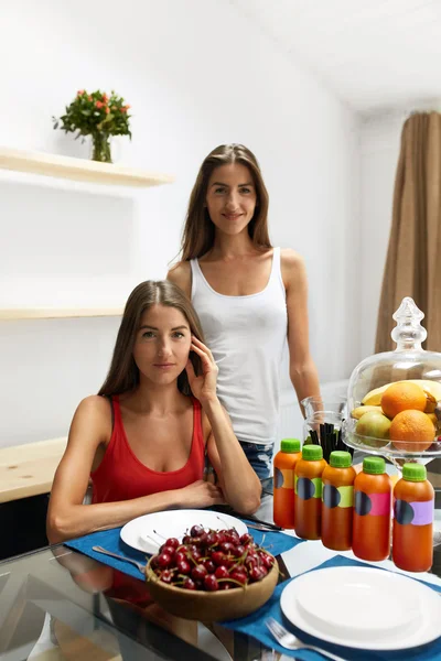 Mulheres saudáveis em nutrição dietética com suco de desintoxicação, bebida de smoothie — Fotografia de Stock