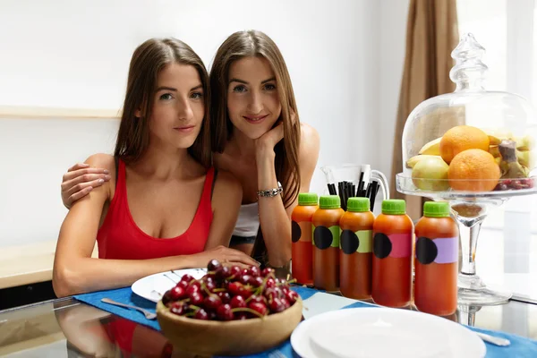 Здорові жінки на дієті харчування з Детокс сік, коктейль пити — стокове фото