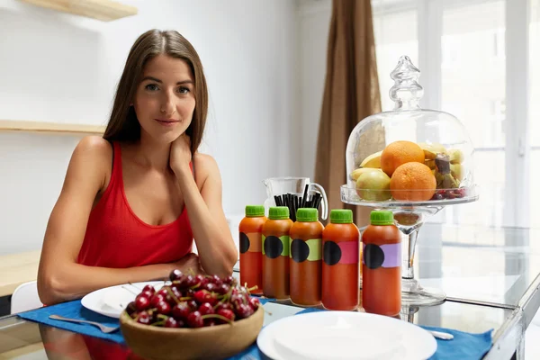 Comida saudável. Mulher com Smoothie Detox na cozinha. Nutrição — Fotografia de Stock