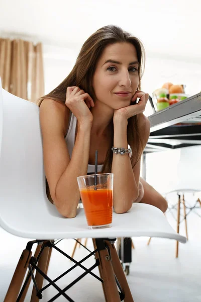 Dieta saludable. Mujer bebiendo jugo fresco. Pérdida de peso Nutrición — Foto de Stock