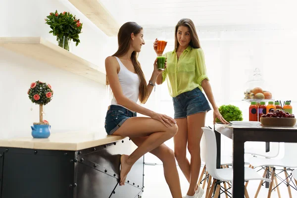 Vackra kvinnor dricker färsk Detox Juice för hälsosam kost — Stockfoto