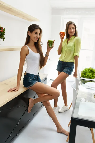 Mulheres bonitas que bebem o suco fresco do Detox para a nutrição saudável — Fotografia de Stock