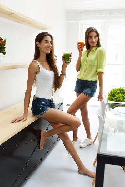 Mulheres bonitas que bebem o suco fresco do Detox para a nutrição saudável — Fotografia de Stock