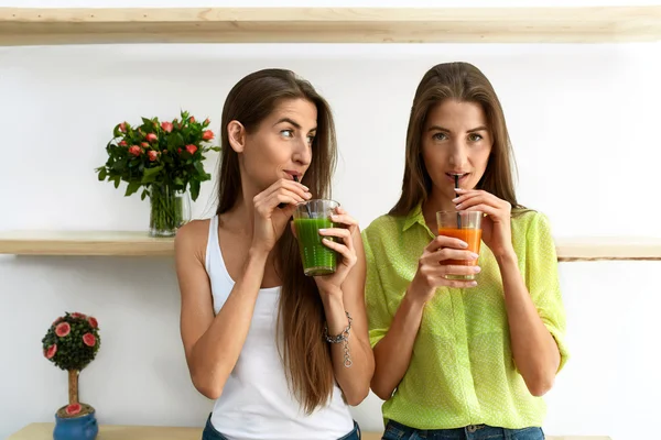 Mulheres bonitas que bebem o suco fresco do Detox para a nutrição saudável — Fotografia de Stock