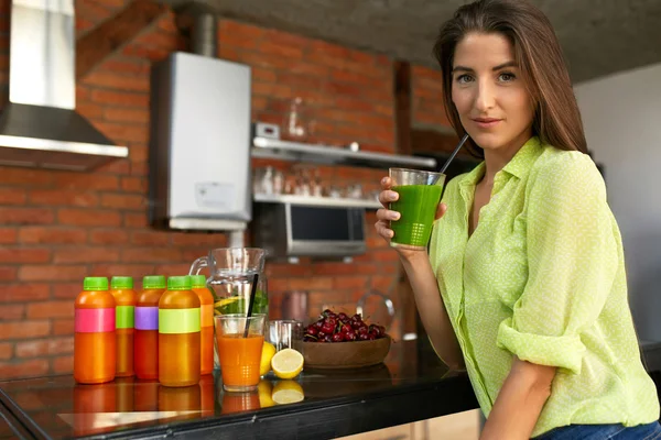 Fitness élelmiszer, táplálkozás. Egészséges táplálkozás Woman alkoholfogyasztás Smoothie — Stock Fotó