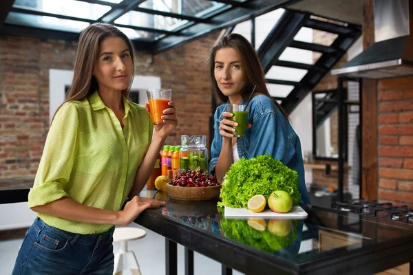健康的な栄養とダイエット食品。フレッシュジュースを飲む女性 — ストック写真