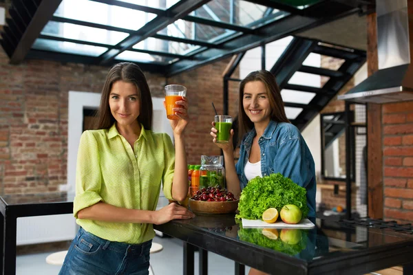 Nutrição e Alimentação Saudáveis. Mulheres que bebem suco fresco — Fotografia de Stock