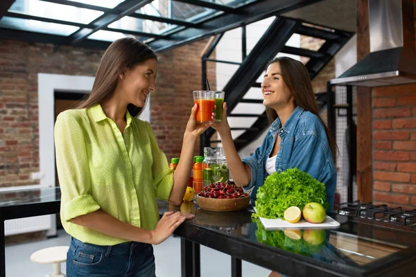 Nutrição e Alimentação Saudáveis. Mulheres que bebem suco fresco — Fotografia de Stock